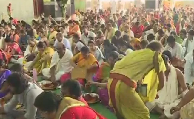 Devotees Visiting kanakadurga Temple For Devi Navaratri Celebrations In Vijayawada - Sakshi