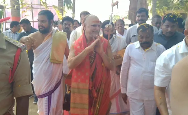 Swarupa Nandendra Saraswati Swami Attending A Devotional Programme In Visakhapatnam - Sakshi