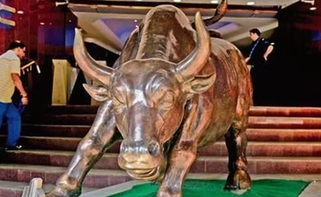  Ujjivan Small Finance Bank shares make bumper debut on BSE, NSE after listing - Sakshi