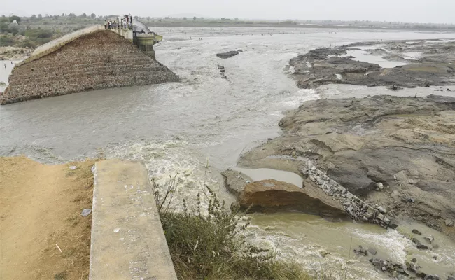 Sarala Sagar Project Dam Breaks Zero Point Five TMC Water Waste - Sakshi