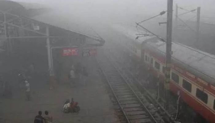 Delhi Bound Trains Delayed As Bad Weather Hits Indian Railways - Sakshi