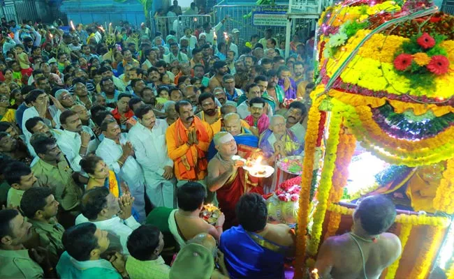 Mukkoti Ekadasi Huge Rush Of Devotees At Vemulawada - Sakshi
