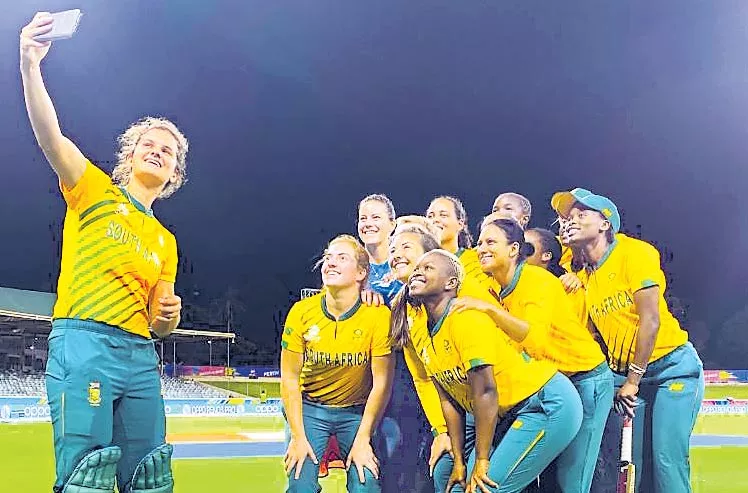 South Africa register maiden T20 World Cup win against England - Sakshi