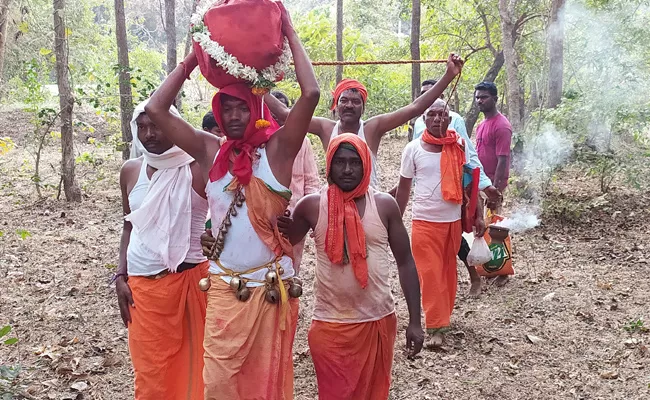 Medaram Sammakka-saralamma jatara ends as deities return to forest - Sakshi