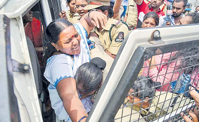Telangana Police Stopped Asha Workers In Hyderabad - Sakshi