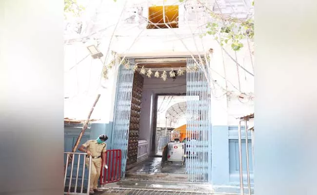 Vemulawada Rajanna Temple Closed For Corona Virus Amid In Karimnagar - Sakshi