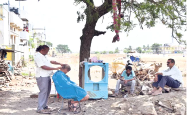 Barber Cutting Under the tree in Karnataka Lockdown - Sakshi