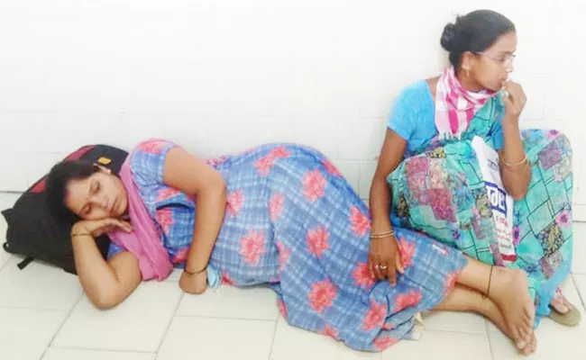 Gainik Ward Staff Negligence on Pregnant Women Mahabubnagar - Sakshi