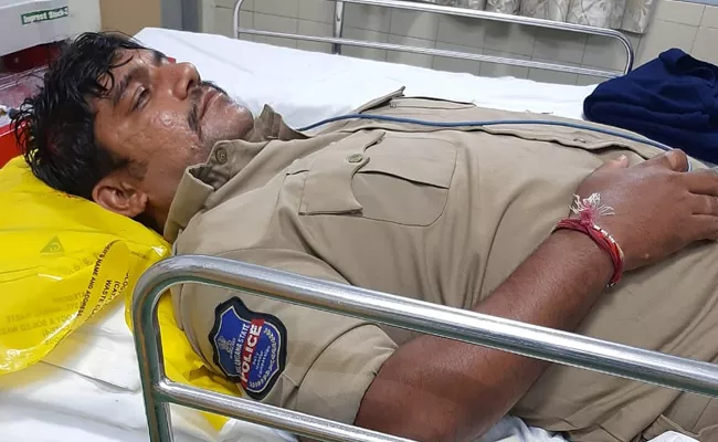 Two Thugs Attack On Constable In Hyderabad - Sakshi