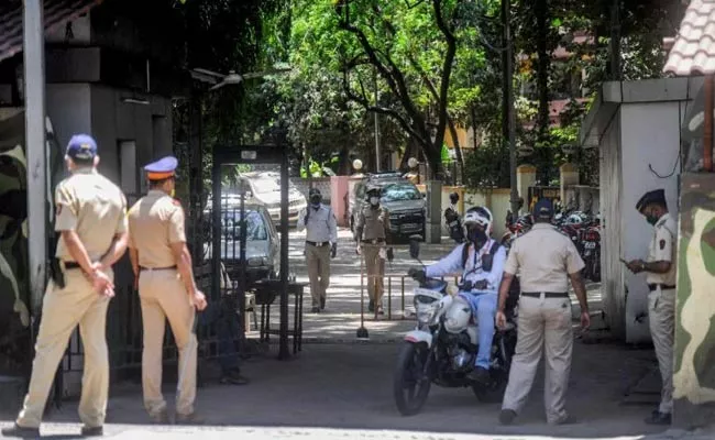 Corona: 3 Cops Posted Outside Uddhav Thackeray Residence Test Positive - Sakshi