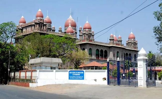 Telangana High Court Verdict On Private Corona Hospitals and Labs - Sakshi