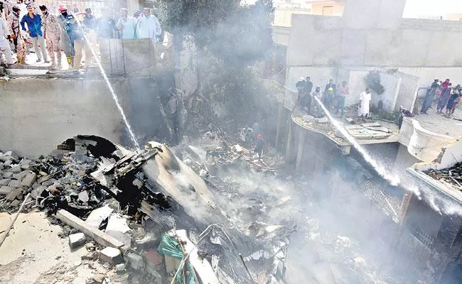 Pakistan Plane Crash Survivor Says Hear Screams Could Not See People - Sakshi