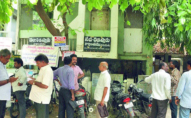 Sub-registrar offices to reopen on Tuesday In Andhra Pradesh - Sakshi