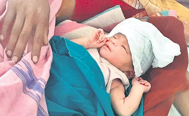 Pregnant Woman Gave Birth On The Roadside At Medak District - Sakshi