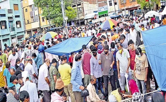 Coronavirus : Norms Violation At Market Places In Hyderabad - Sakshi