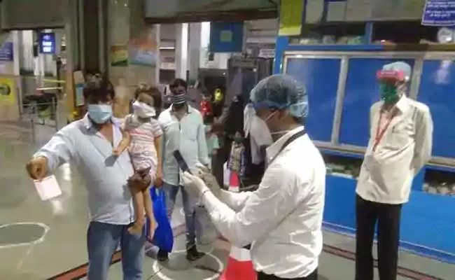 Indian Railways Starts New Ticket Checking System At Mumbai Station - Sakshi