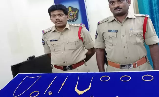 Vijayawada Police Reveals Gold Robbery Case - Sakshi