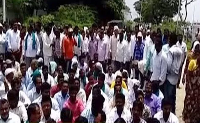 Argul farmers protest infront of MRO office in NZMB - Sakshi