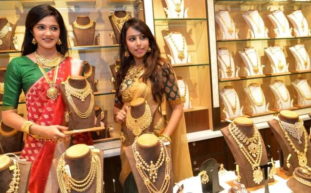 Gold and Silver prices plunges in MCX, New York Comex - Sakshi