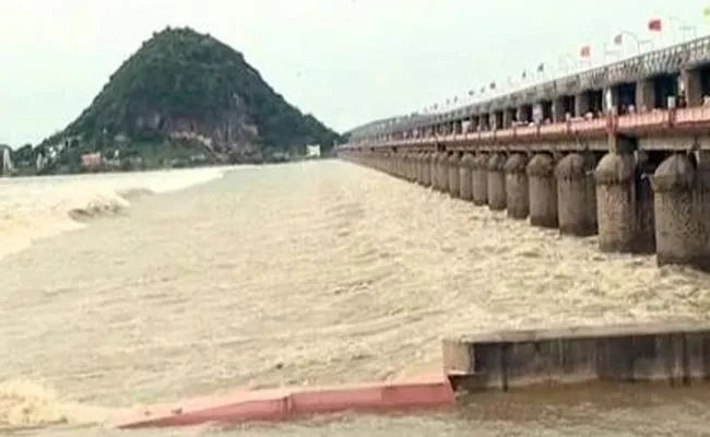 Heavy Flood Water Reaches To Prakasam Barrage - Sakshi