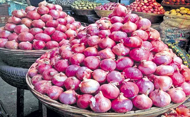Subsidized onion in Rythu Bazaars from 23 October in AP - Sakshi