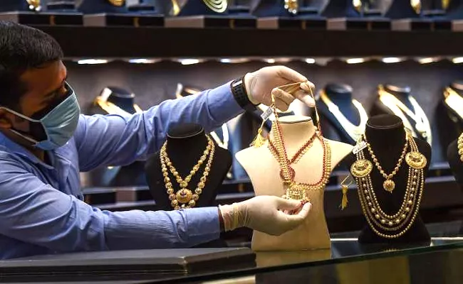 Gold, Silver prices fall 4th consecutive day in MCX and Comex - Sakshi