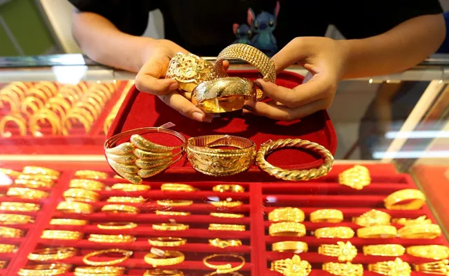 Gold price hits 2 week high in New York Comex  - Sakshi