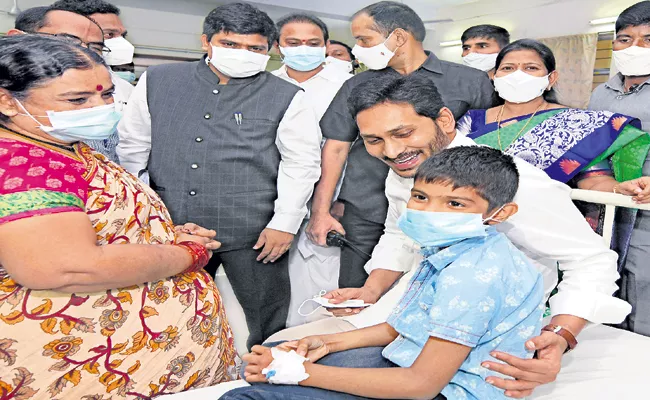 CM YS Jagan Visits Eluru Govt Hospital To Meet Victims - Sakshi