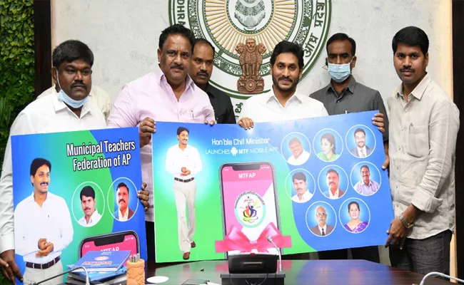 Cm jagan mohan reddy inaugurated calenders, dairies of employees and teachers federation - Sakshi
