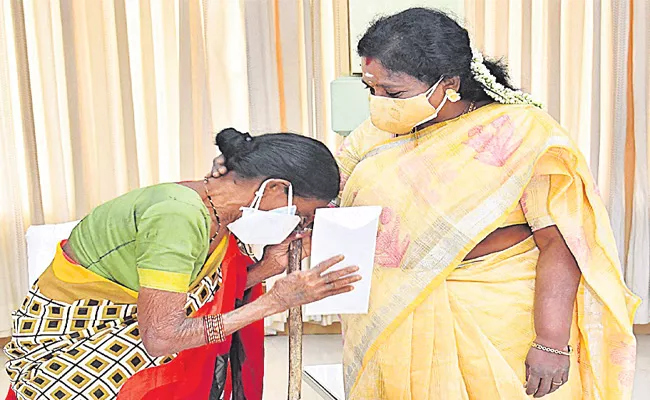 TS Governor Tamilisai Soundararajan Help To Homeless Aged Woman - Sakshi