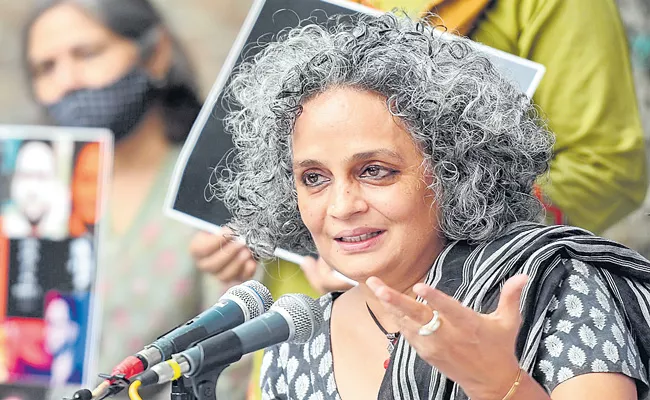 Arundhati Roy support to farmers protest - Sakshi