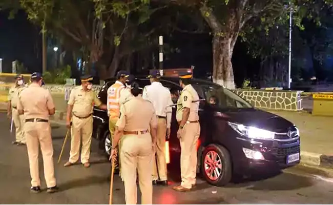 Viral: Mumbai Cab Driver Posing As Cop, Photos Shares On Social Media - Sakshi