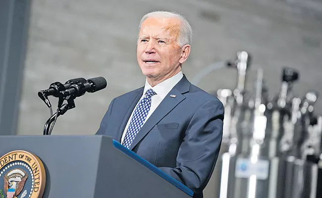 US President Biden heads to Pfizer plant as weather causes vaccine delays - Sakshi