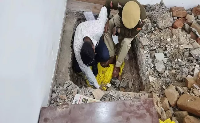 Jaipur Thieves Dig Tunnel Steal Silver From Doctor House - Sakshi