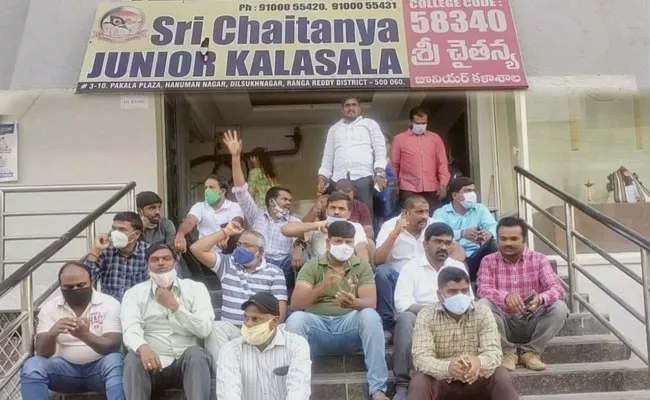 Faculty Protest At Dilsukhnagar Sri Chaitanya College - Sakshi