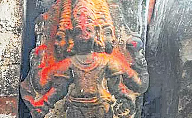 Rare Idol Of Lord Vishnu Shiva And Brahma Found In Nomula Village Nalgonda - Sakshi