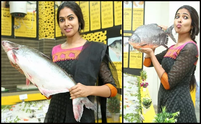 Bigg Boss Fame Divi Says  Seafood Is My Favorite Food - Sakshi