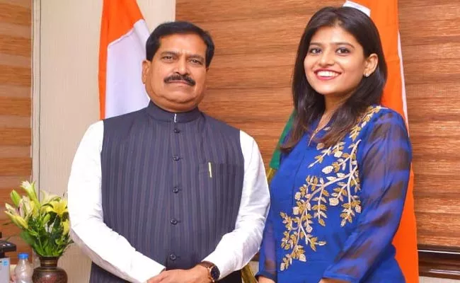 Suresh Angadi Daughter Says Will Ready To Contest Belagavi LS By Poll - Sakshi