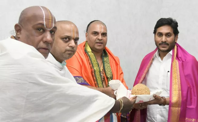 Srivari Temple Priests Thanks To CM YS Jagan - Sakshi
