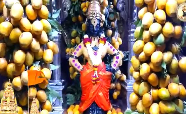 Pandharpurs Vitthal Rukmini Temple Decorated With7000 Mangoes To Be Given To Covid Patients - Sakshi