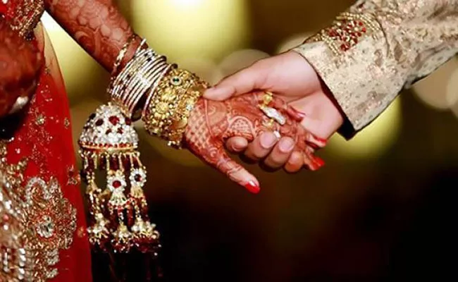 Newly Married Woman Runs Away With Jewellery After Sedating Husband Agra - Sakshi