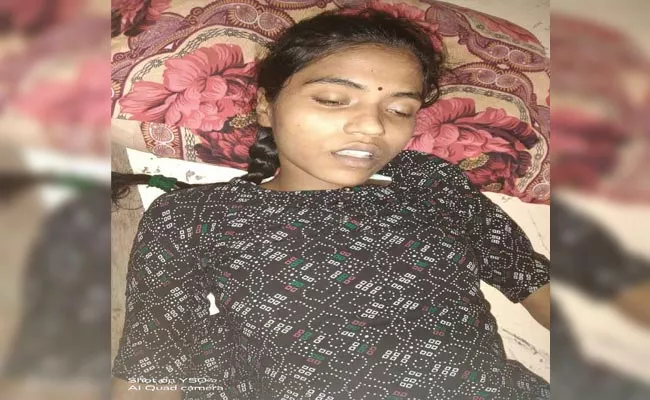 Young Woman Ends Life Due To Not Support To Family In Madhapur - Sakshi