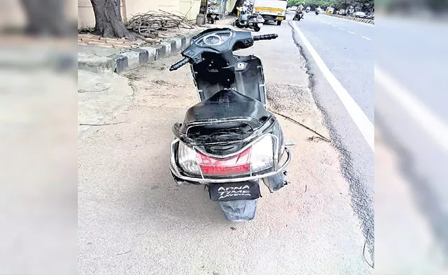 HYD; Minor Booked For Apna Time Aayega On 2 Wheeler Number Plate - Sakshi