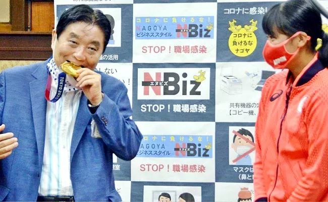 Japan Mayor Bites Olympic Gold Medal And It Will Be Replaced - Sakshi