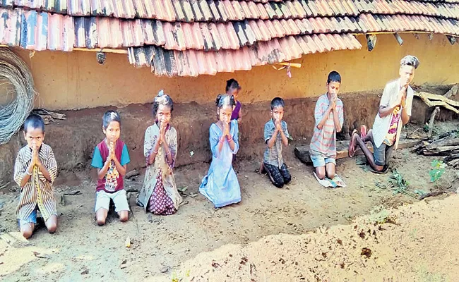 Neredubanda Tribal boys and girls want to get Aadhaar cards - Sakshi
