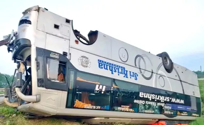 Travels Bus Rollover At Akupamula In Suryapet District - Sakshi
