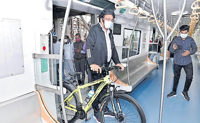 Pune Metro: Passengers Carry Cycles On Board Details in Telugu - Sakshi