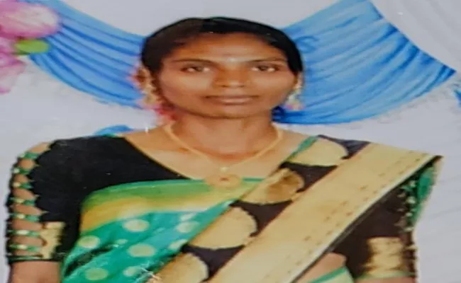 Man Evade Woman In The Name Of Love In Karnataka - Sakshi