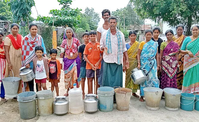 Water Problem In Wyra MLA Ramulu Naik Own Village BhojyaThand - Sakshi