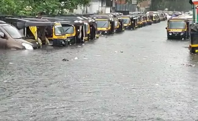 Continuous Rainfall Causes Waterlogging Delhi 18 Years Record Break - Sakshi